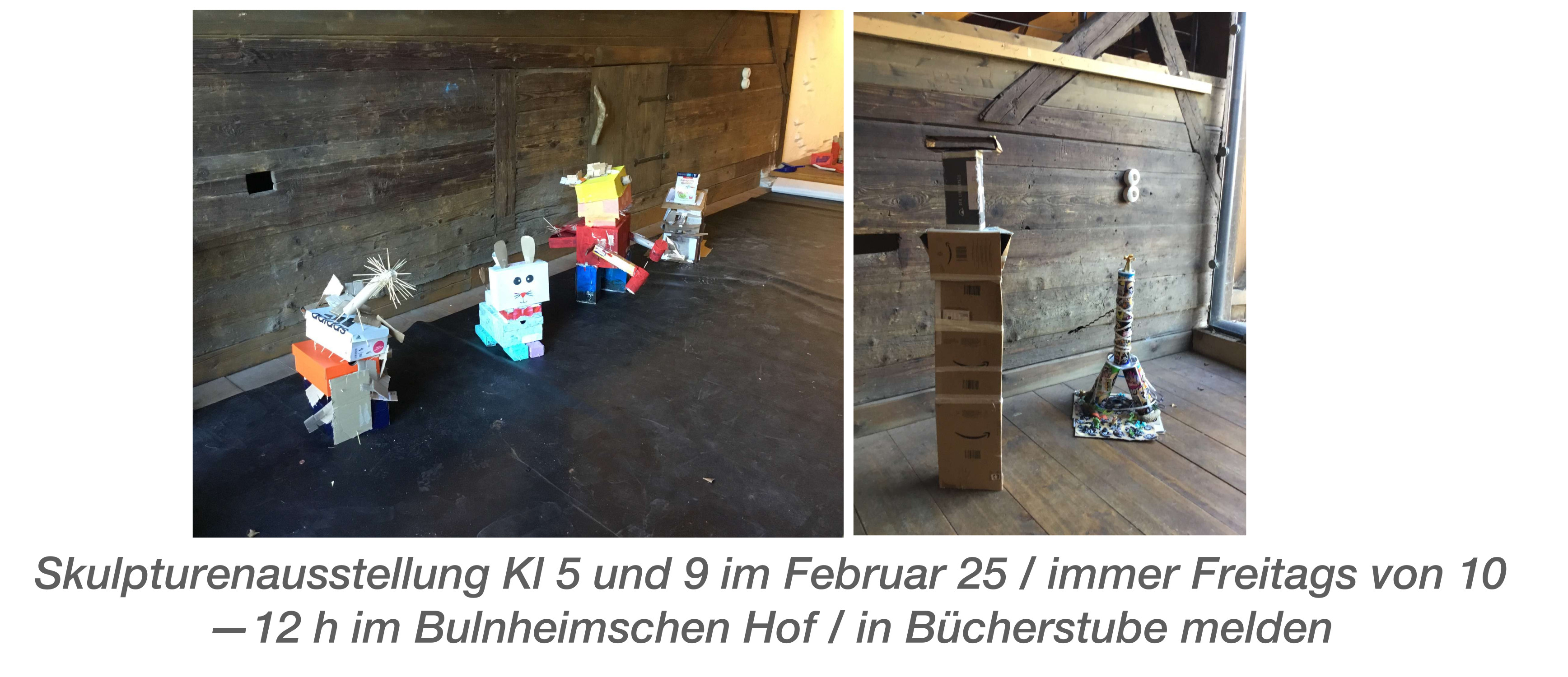 Skulpturen Ausstellung vor einer Holzwand